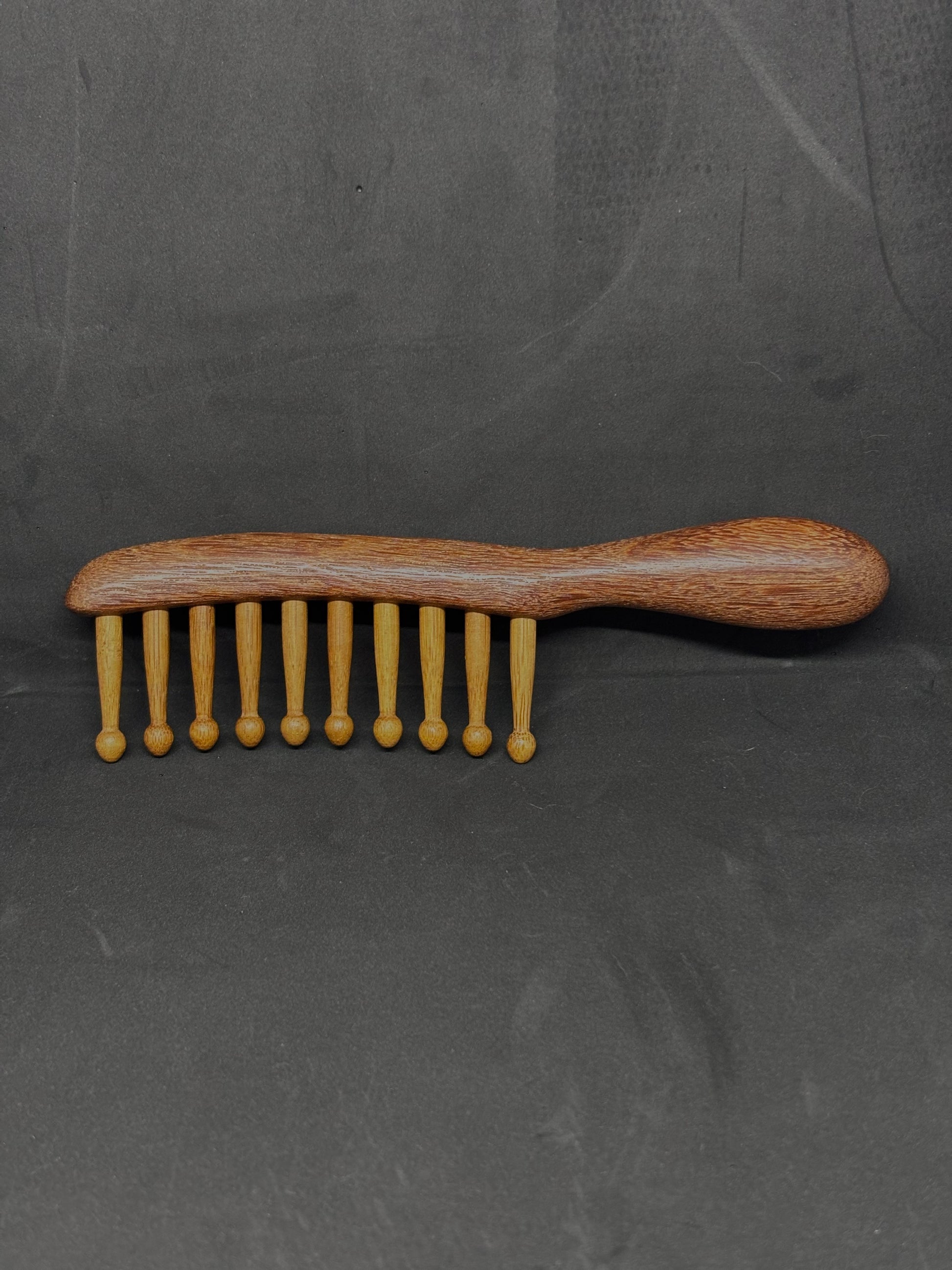 Peigne en bois à bouts arrondis – Anti-casse & douceur naturelle