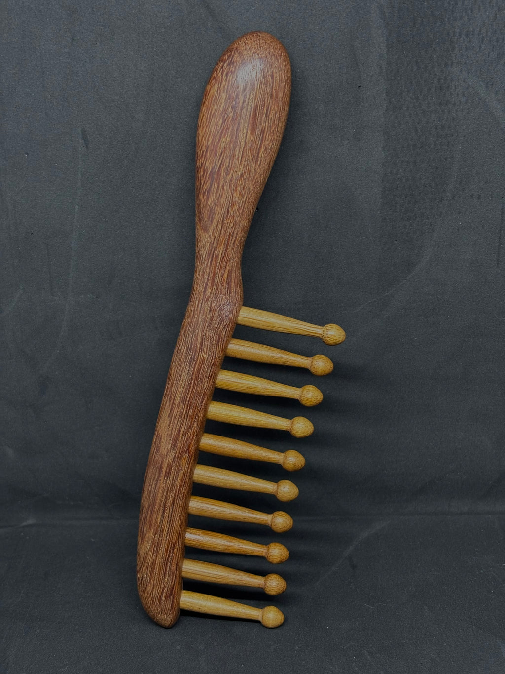 Peigne en bois à bouts arrondis – Anti-casse & douceur naturelle